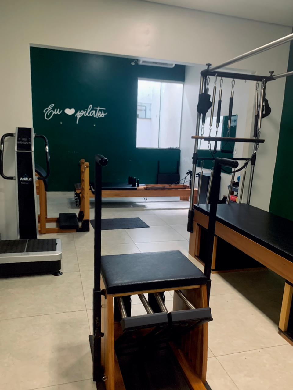 Sala de pilates com equipamentos da COPS