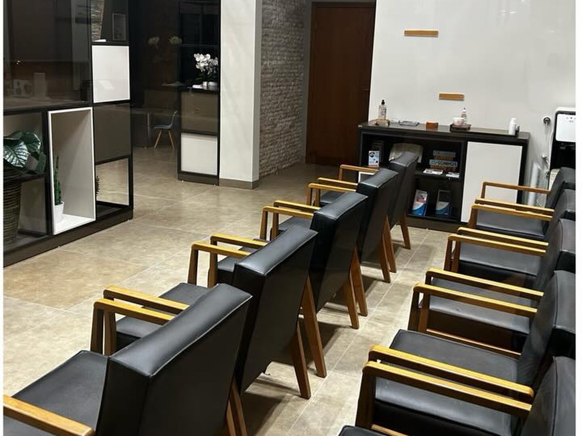 Sala de espera com piso polido e ambiente pronto