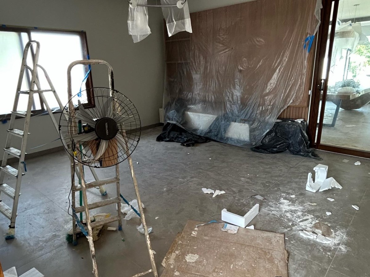 Ambiente residencial com respingos, poeira e restos de obra