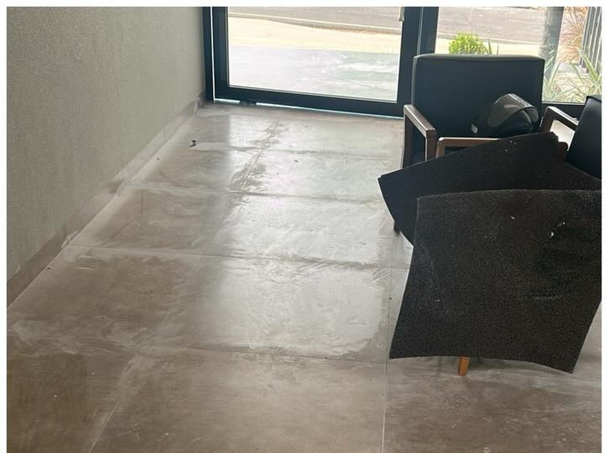 Piso de recepção de clínica opaco e marcado, antes do tratamento da Mamute