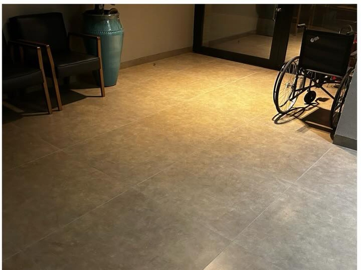 O mesmo piso após a cristalização, com brilho e reflexo uniforme